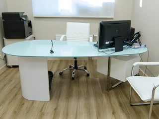 Дизайнерский стол для кабинета врача