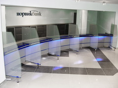 Столы операционистов в Норвик банке