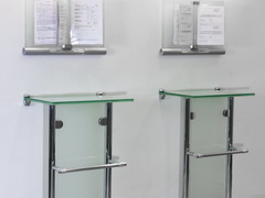 Стеклянный стол для заполнения документов в Центральном офисе РосЕвроБанка