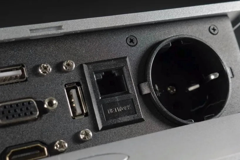 Блок BRV - разъёмы USB и RJ45 Крупный план разъёмов BRV: порты USB, сетевой RJ45 и евророзетка 220В.
