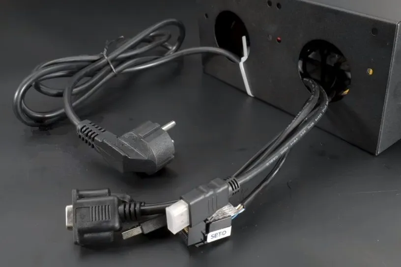 Блок BRV - кабели в комплекте Комплект кабелей блока BRV: сетевой шнур, VGA и RJ45 для подключения техники.
