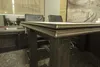 Угол столешницы конференц стола КИ-132 с фигурным торцом из массива дуба и лаковым покрытием.