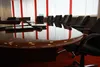 Боковой ракурс переговорного стола КИ-100 с опорной системой и стеклянным экраном