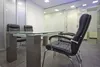 Переговорный стол КИ-102 с черными креслами в стеклянной переговорной