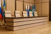 Стол президиума Престиж из ЛДСП под дерево, классический зал с флагами.