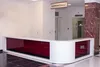 Стойка регистрации РИ-200 из белого камня с декором вишня в медцентре