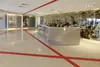 Стойка ресепшн РИ-136 4300×1800 мм в просторном лобби спортивного центра.