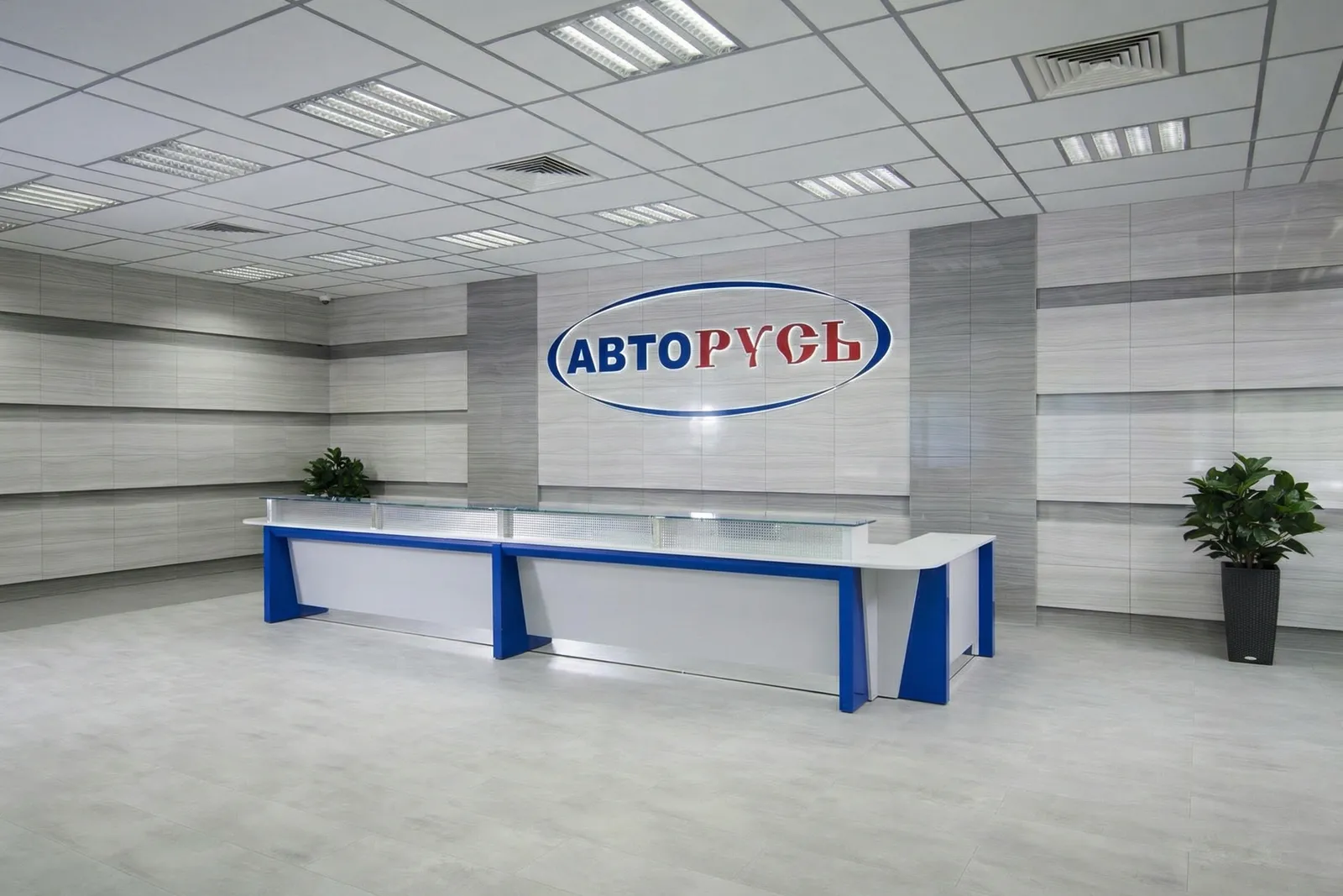 Стойка ресепшн РИ-143 в интерьере автоцентра АвтоРусь, корпоративные цвета, хай-тек стиль.