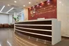 Стойка ресепшн РИ-167 с боковым пилоном из белого искусственного камня.