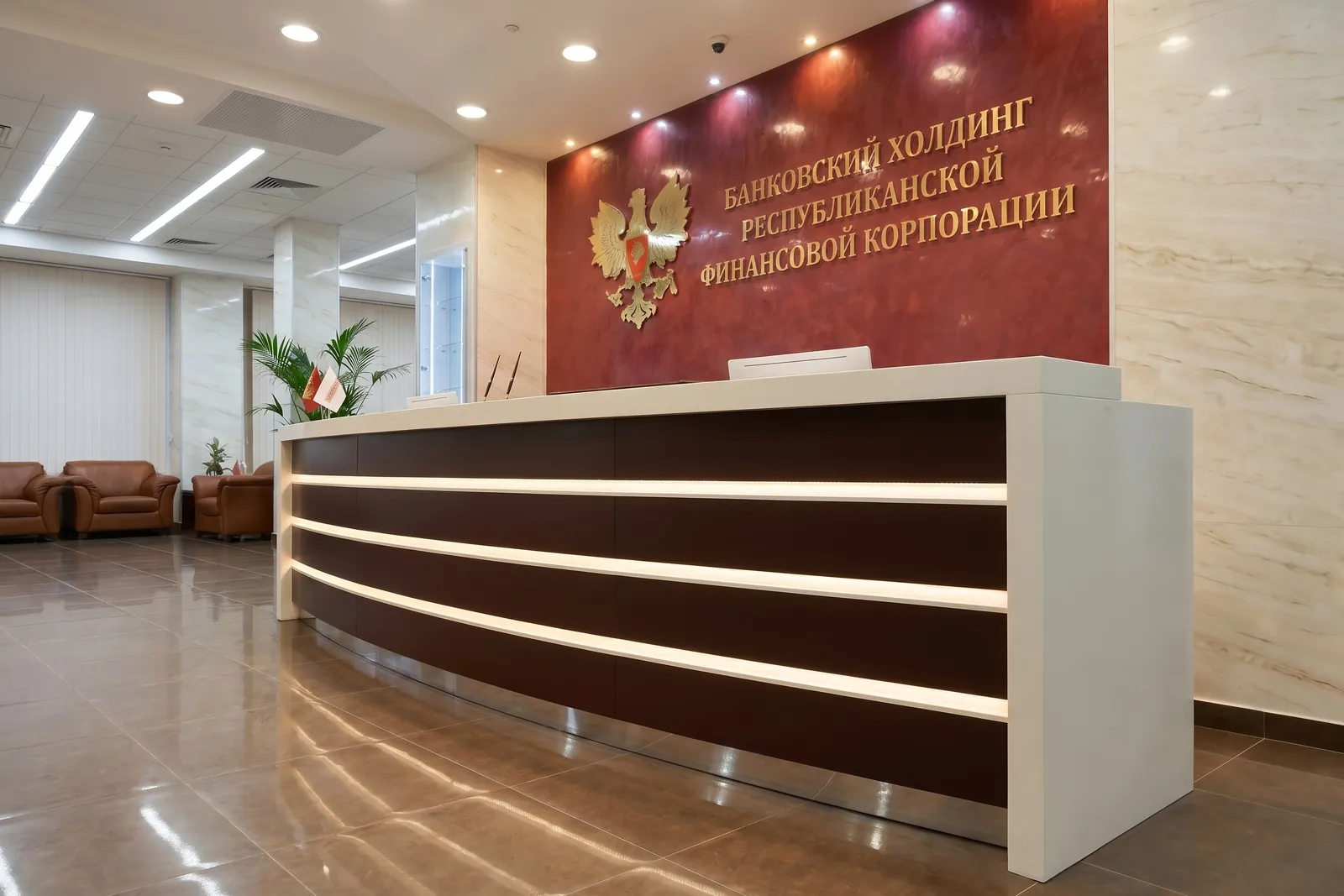 Стойка ресепшн РИ-167 с боковым пилоном из белого искусственного камня.