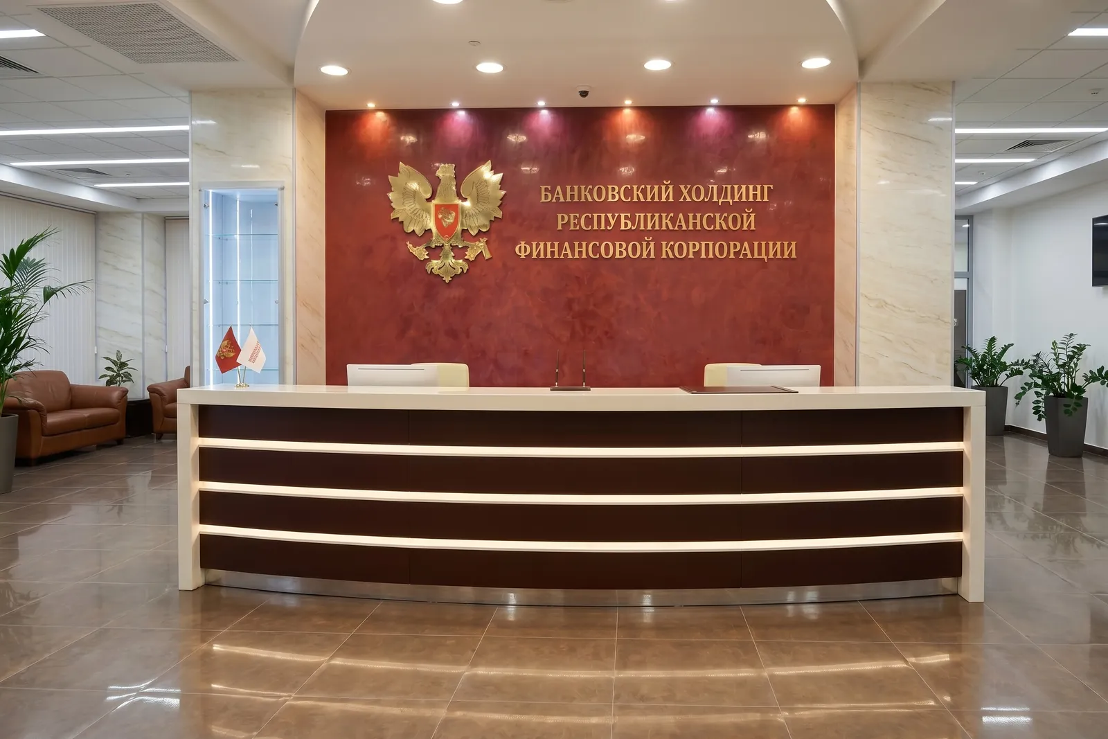 Фронтальный вид стойки РИ-167: LED-полосы на алюмокомпозитном фасаде.