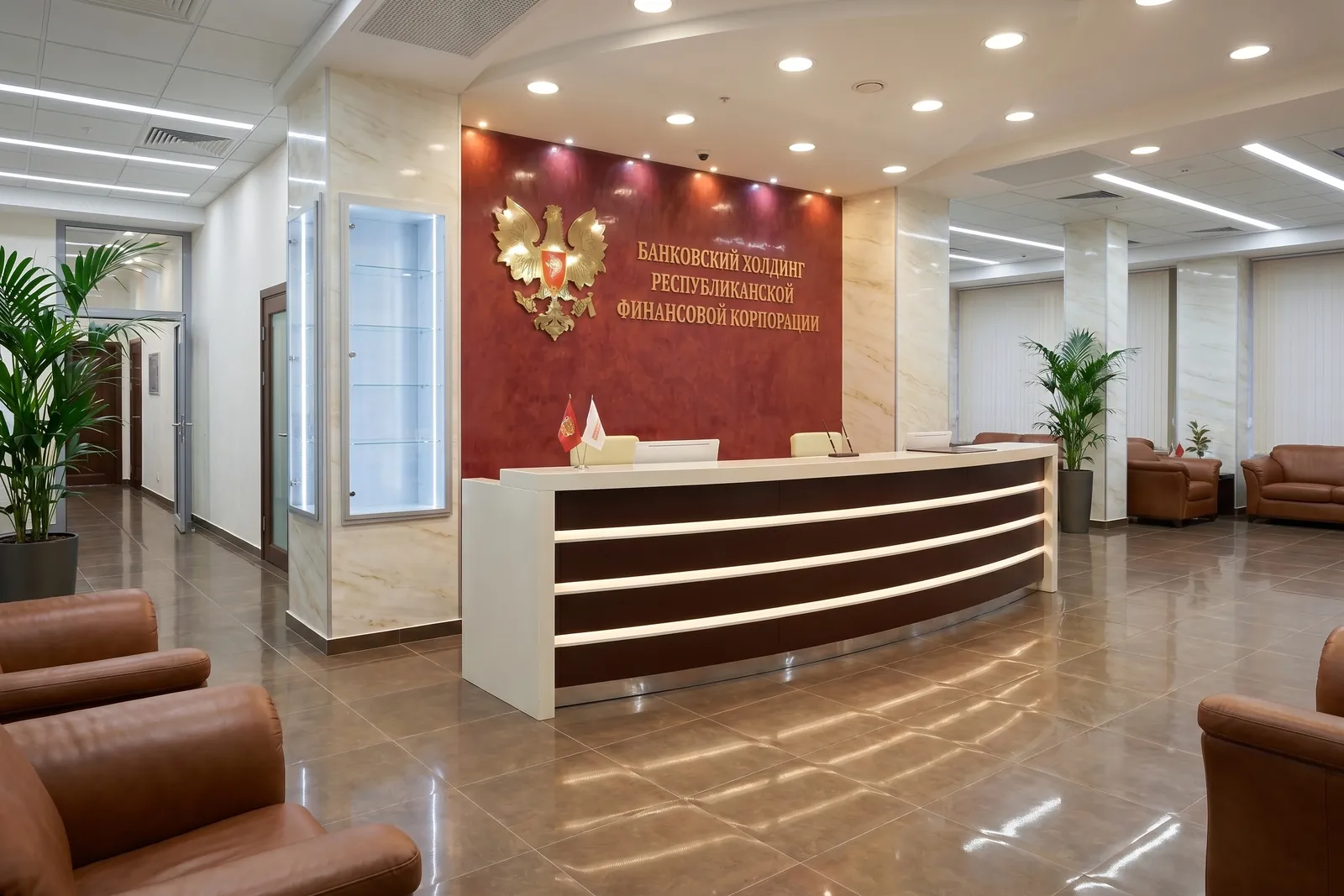 Стойка ресепшн РИ-167 в банковском холле, вид с зоны ожидания.