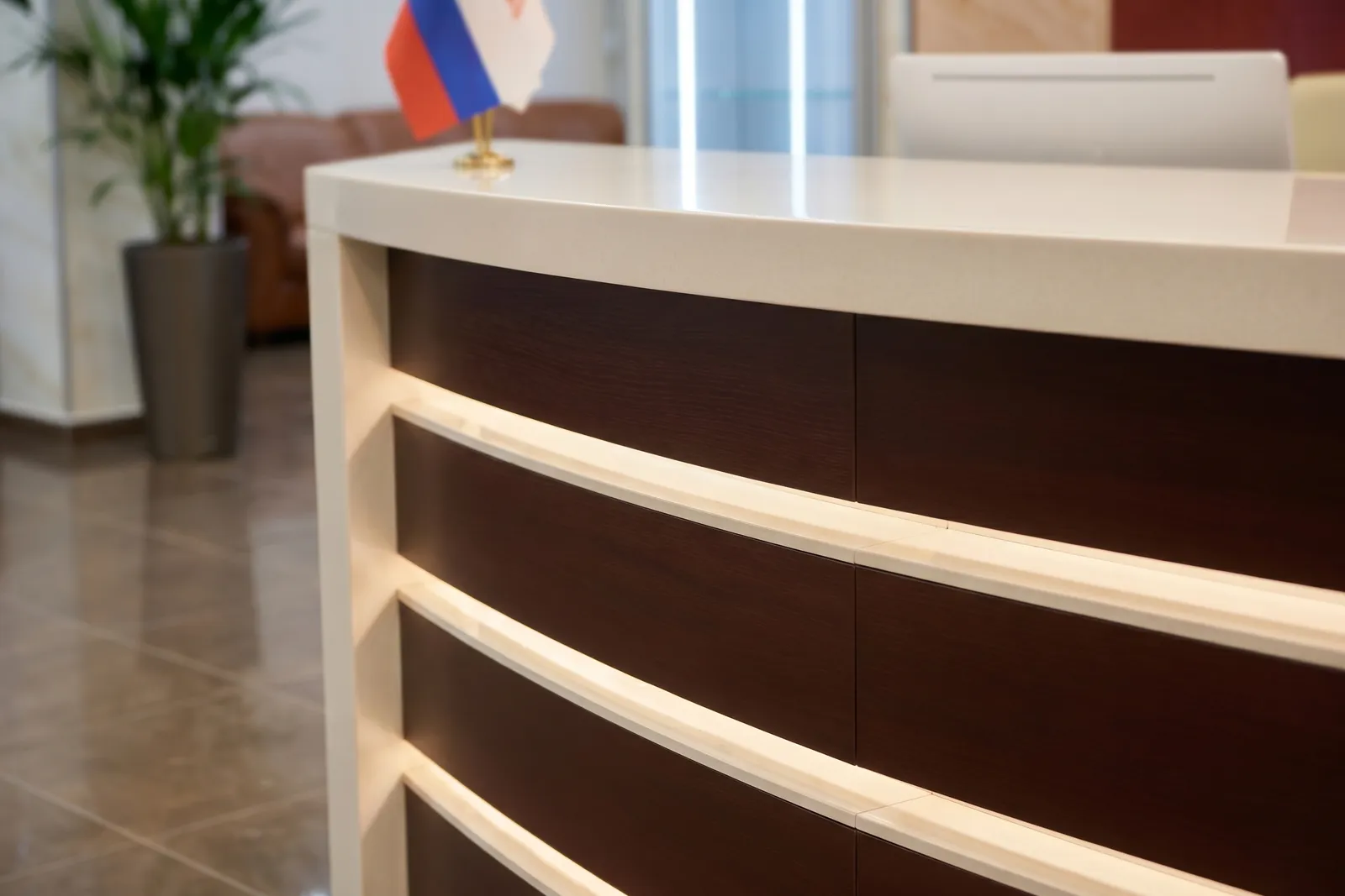 LED-подсветка фасада стойки РИ-167: акриловые вставки нейтрального белого цвета.