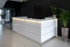 Стойка ресепшн РИ-175 белый глянец с LED-подсветкой и стеклянным топом.