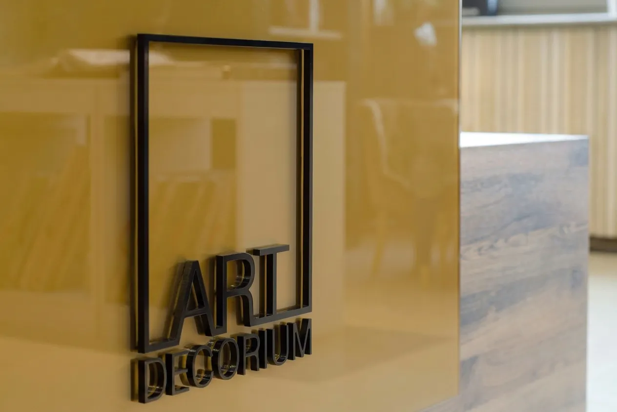 Золотистая стеклянная накладка 10 мм стойки РИ-184 с объёмным логотипом Art Decorium.