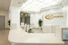 Белая угловая стойка ресепшн РИ-132 в интерьере клиники.