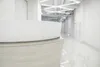 Крупный план материалов стойки РИ-153: белый искусственный камень и HPL-пластик с древесной текстурой.