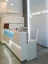 Рабочее место стойки РИ-207 с белым креслом и голубой подсветкой