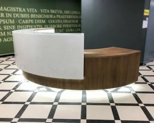 Полукруглая стойка-ресепшн РИ-227 с каскадной конструкцией из камня и шпона дуба