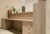 Внутренняя рабочая зона стойки РИ-233 на два места. Встроенные тумбы из ЛДСП и розетки для оборудования.