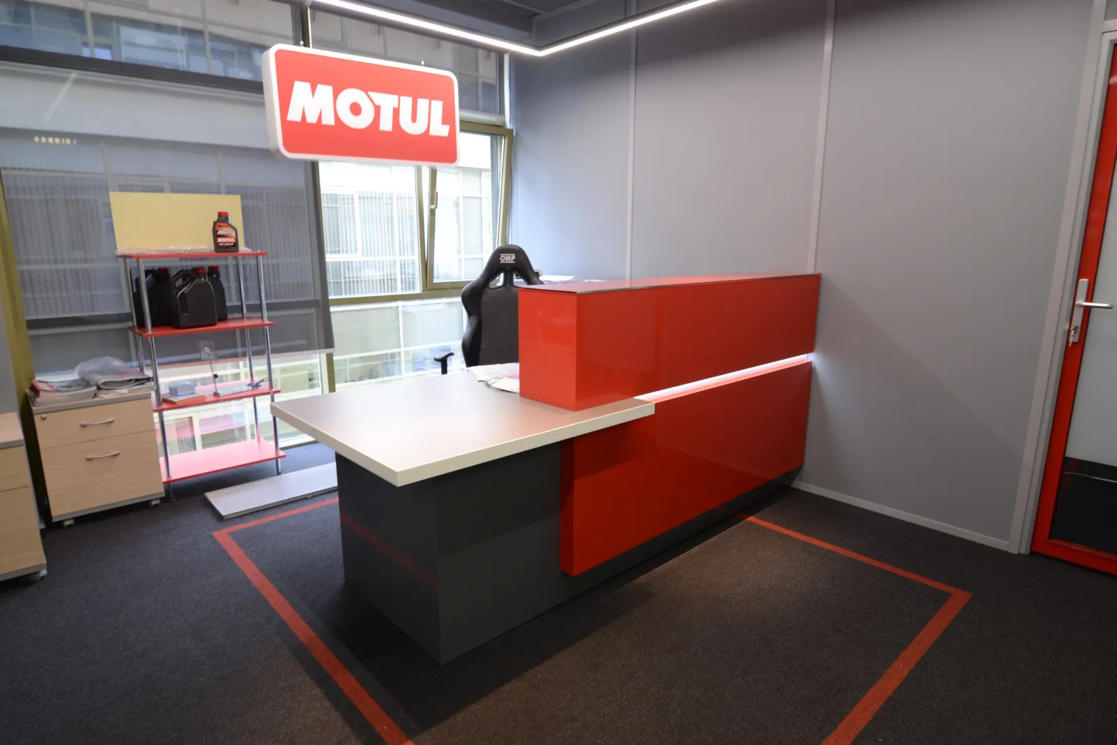 Ресепшн Баухаус в фирменном красном цвете Motul с логотипом — реализованный проект.