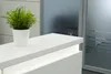 Гостевая столешница ресепшн Горизонт из ЛДСП белый глянец с LED-подсветкой под ней, крупный план.