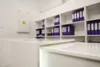 Детальный вид белой столешницы ресепшн Казимир с плавным торцом и LED-подсветкой снизу.