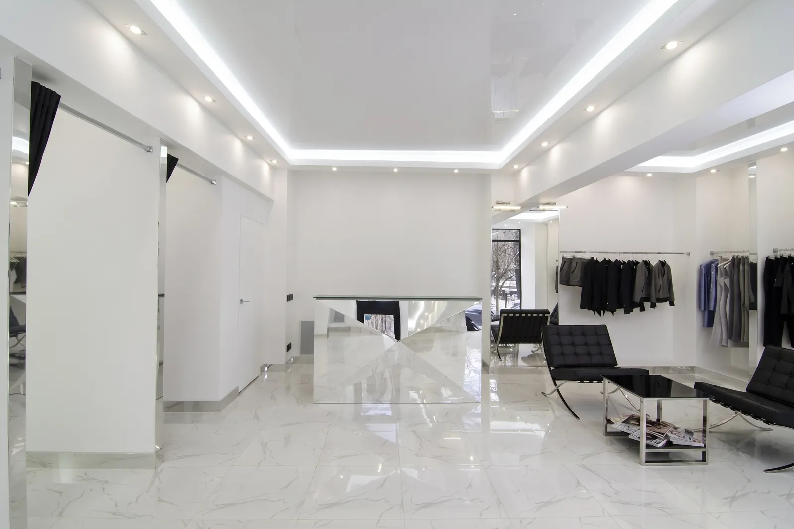 Ресепшн Кристалл с зеркальным фасадом в интерьере fashion-шоурума.