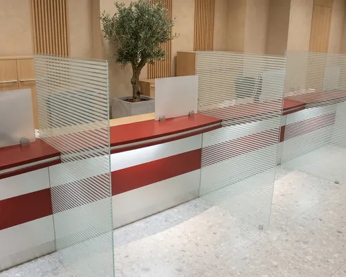 Стол РП-006 со стеклянными перегородками 1400 мм с полосатым матированием.