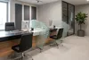 Рабочая зона стола РП-026 с тумбами на раздвижных дверях и стеклянными перегородками.