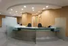Рабочая зона стола РП-105: 7 мест с перегородками из матового стекла и креслами.